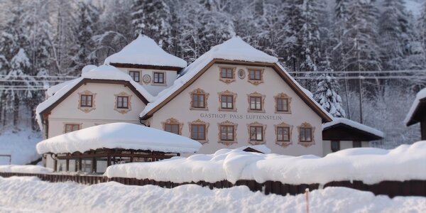 Das S' Mauthäusl Luftenstein im Winter, tief verschneit am Waldrand