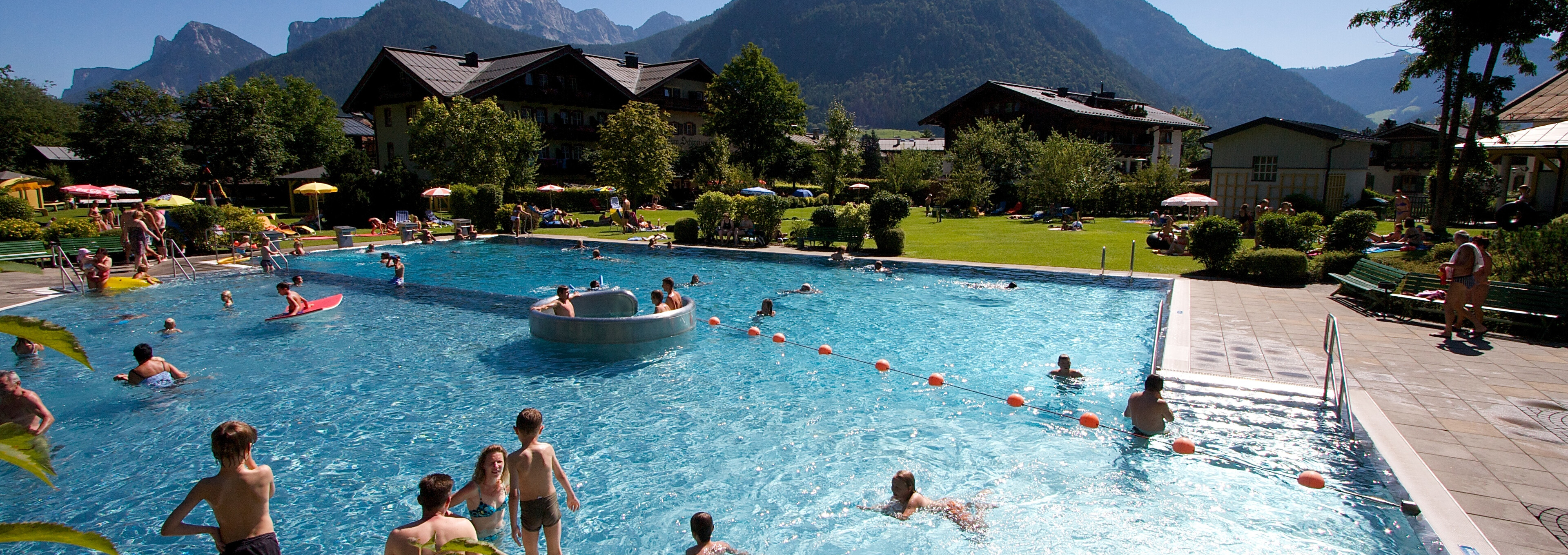 Freibad im Saalachtal mit erfrischendem Wasser und Blick auf die imposanten Loferer Steinberge.