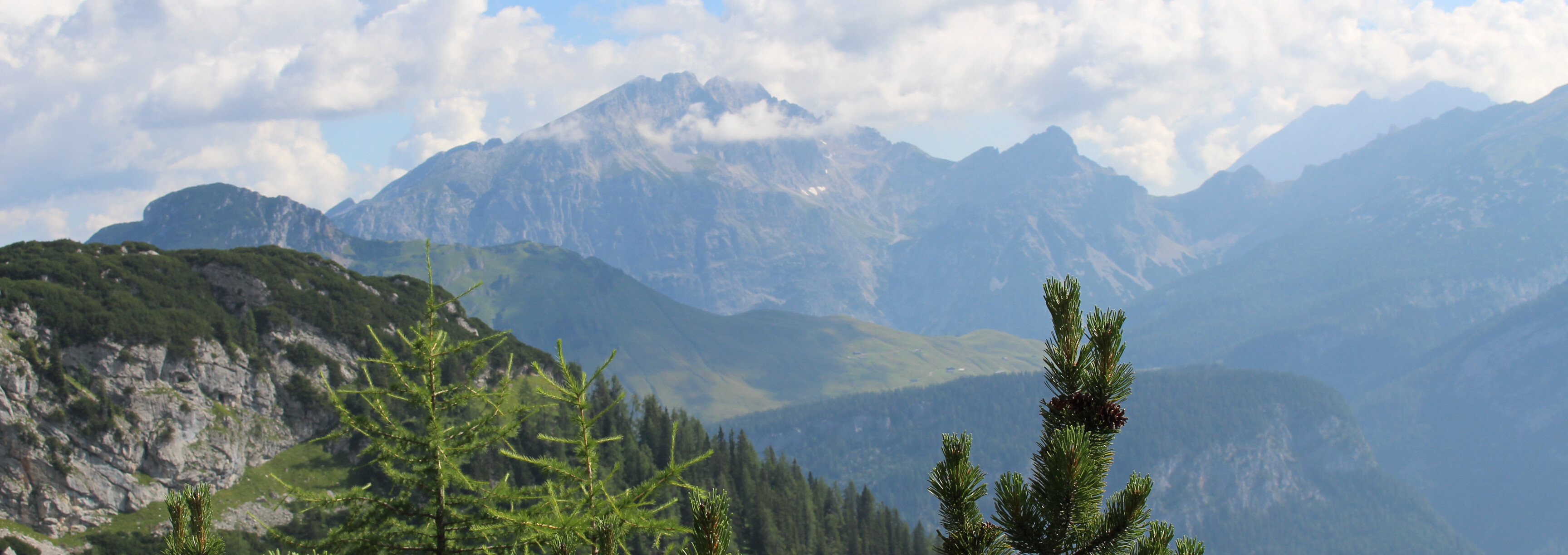 Spektakulärer Blick auf die Loferer Steinberge und alpine Landschaft im Salzburger Saalachtal.